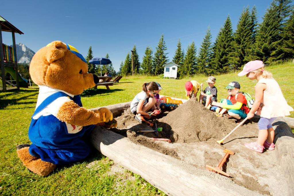 Dachstein West Hotel Gmbh-Kirchenwirt Russbach Русбах ам Пас Гшют Екстериор снимка